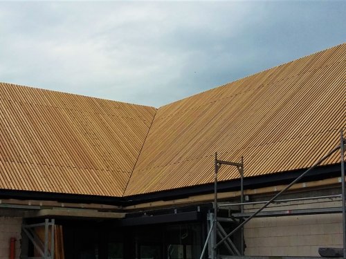 Imponujący drewniany dach