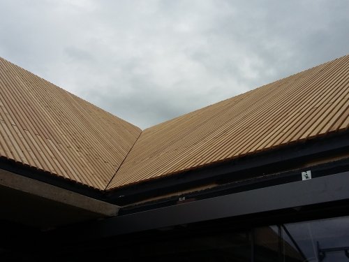 Imponujący drewniany dach